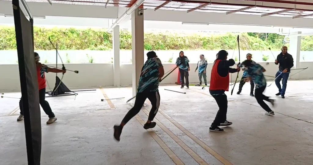 Aktiviti Archery Combat semasa team building Lembaga Pelabuhan Kuantan di Zenith Hotel Cameron