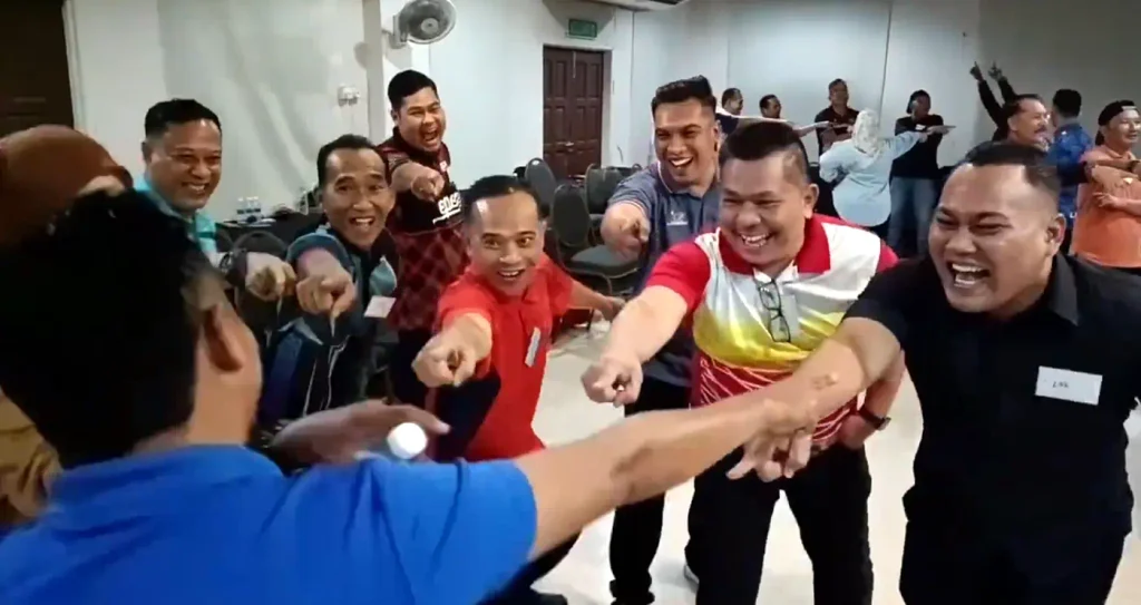 Penglibatan peserta dalam aktiviti indoor team building ICU JPM