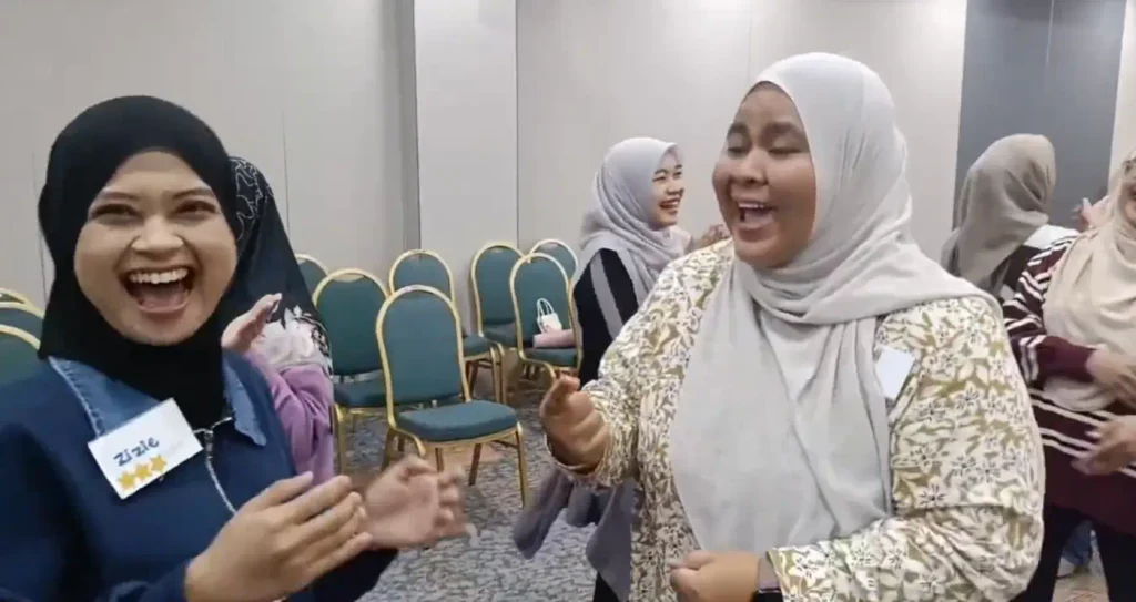 Gelak tawa peserta Mahligai Idaman semasa aktiviti indoor team building