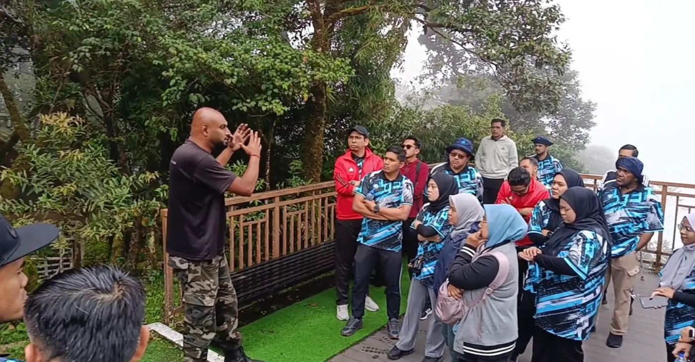 Peserta Lembaga Pelabuhan Kuantan mendengar penerangan guide di Taman Eko Rimba Mossy Forest
