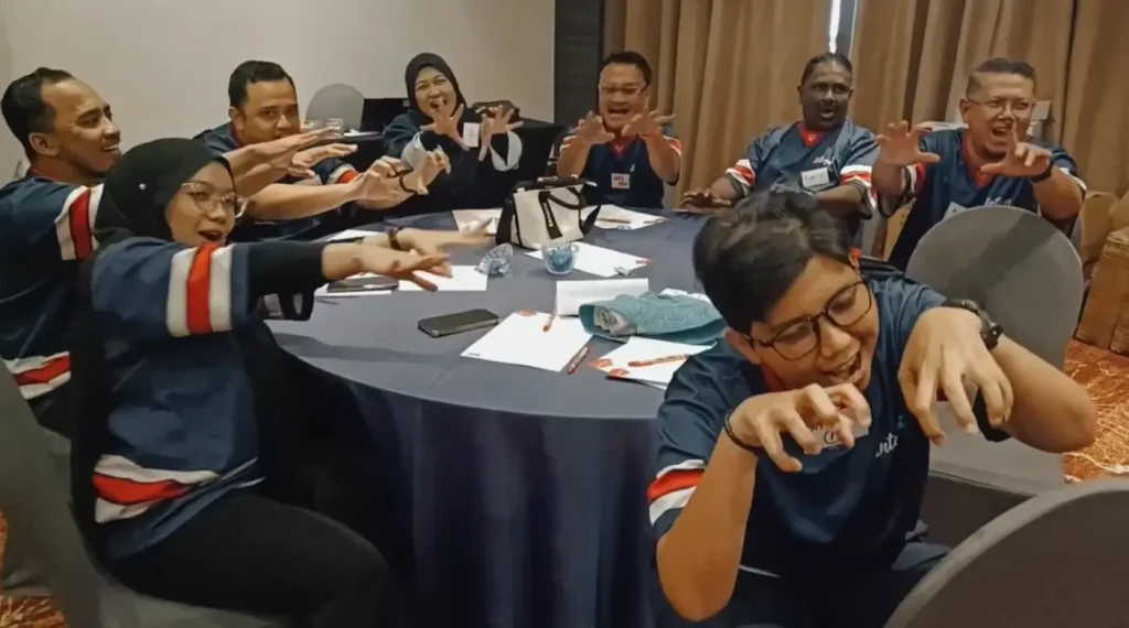 Penglibatan peserta dalam aktiviti team building Jabatan Integriti TNB